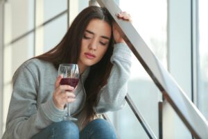 Que bien sabe una copa de buen vino, pero ¿por qué ocasiona acidez gástrica?