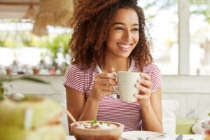 ¿Mi cafecito mañanero puede ocasionarme acidez?